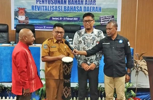 Penyusunan Bahan Ajar Revitalisasi Bahasa Daerah, Balai Bahasa Provinsi Papua Gelar Diskusi Kelompok Terpumpun