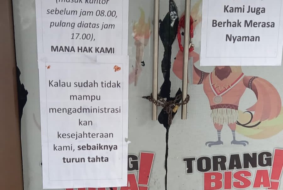 Ratusan ASN Bappeda Provinsi Papua Demo Segel Pintu Kantor